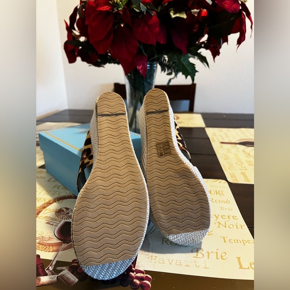 Brand new women’s wedge beach sandals. Heel height 3.73 inches - Picture 5 of 5